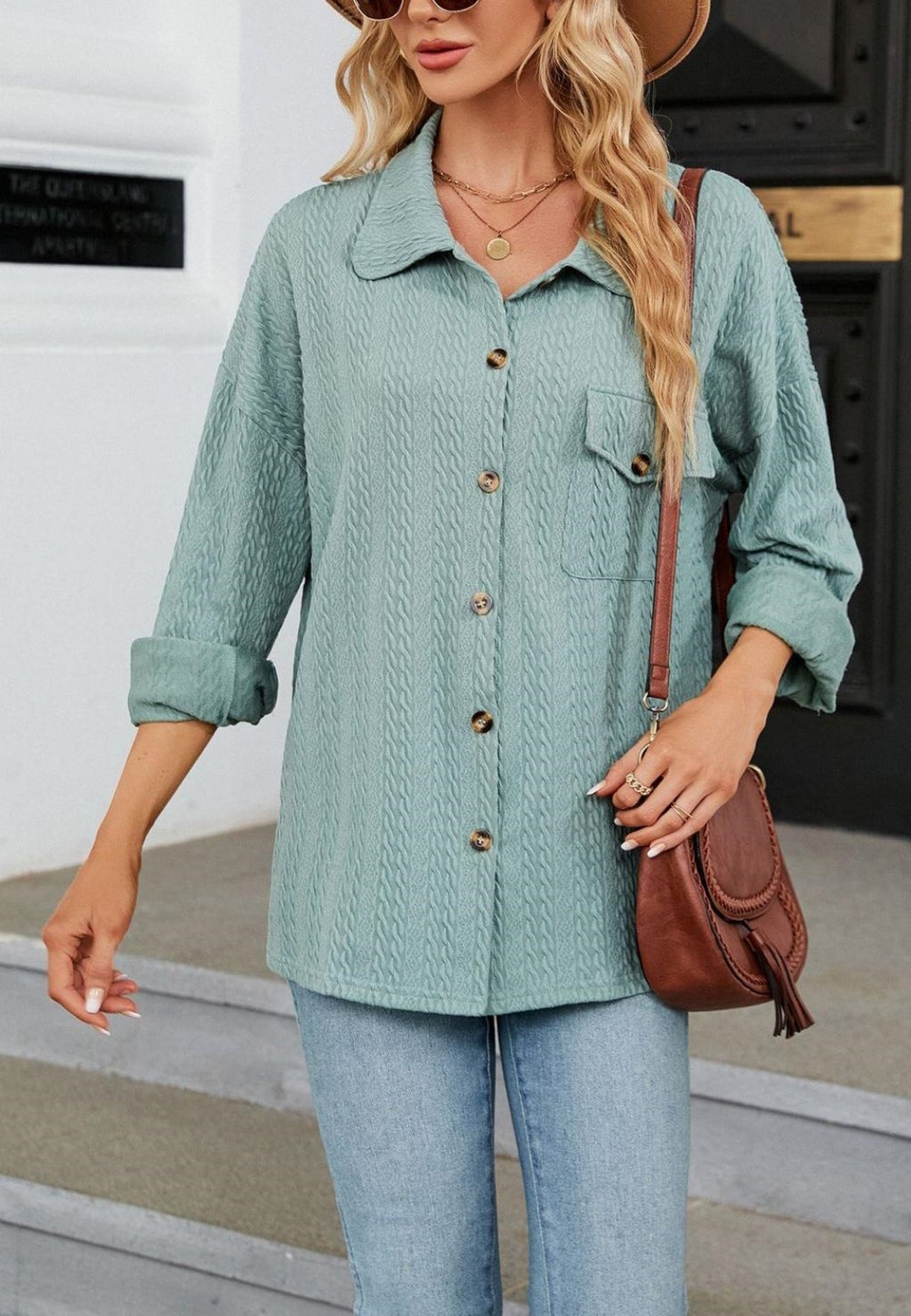 Camisa con botones en el frente y punto cable