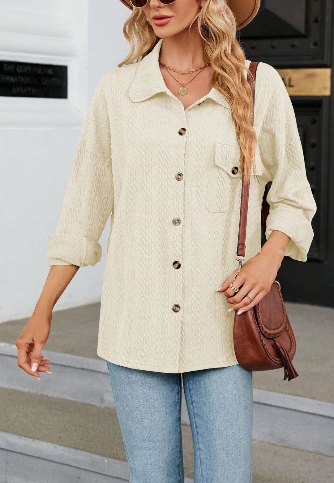 Camisa con botones en el frente y punto cable