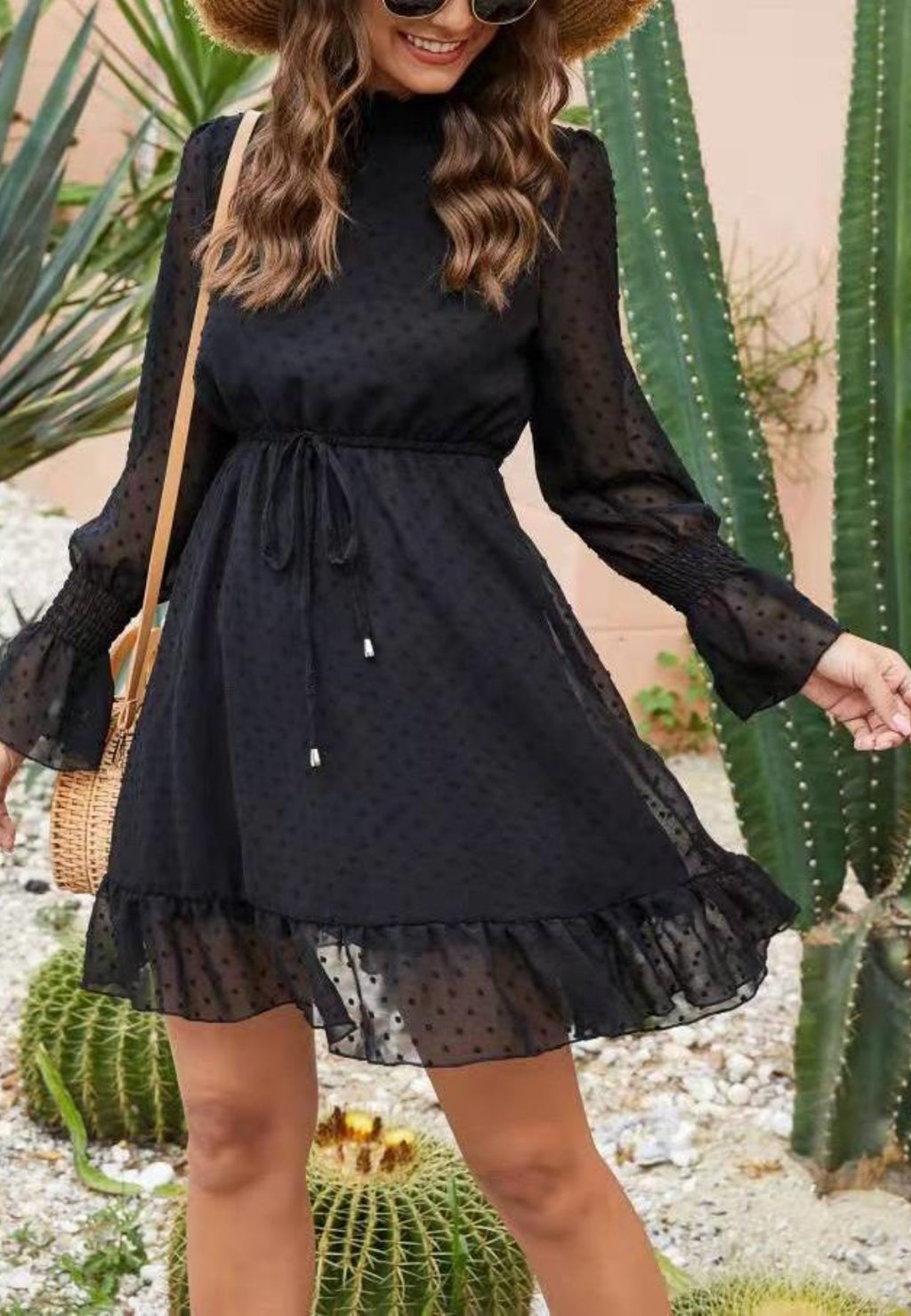 Vestido de lunares suizos con cuello alto y fruncido