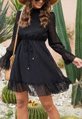 Vestido de lunares suizos con cuello alto y fruncido