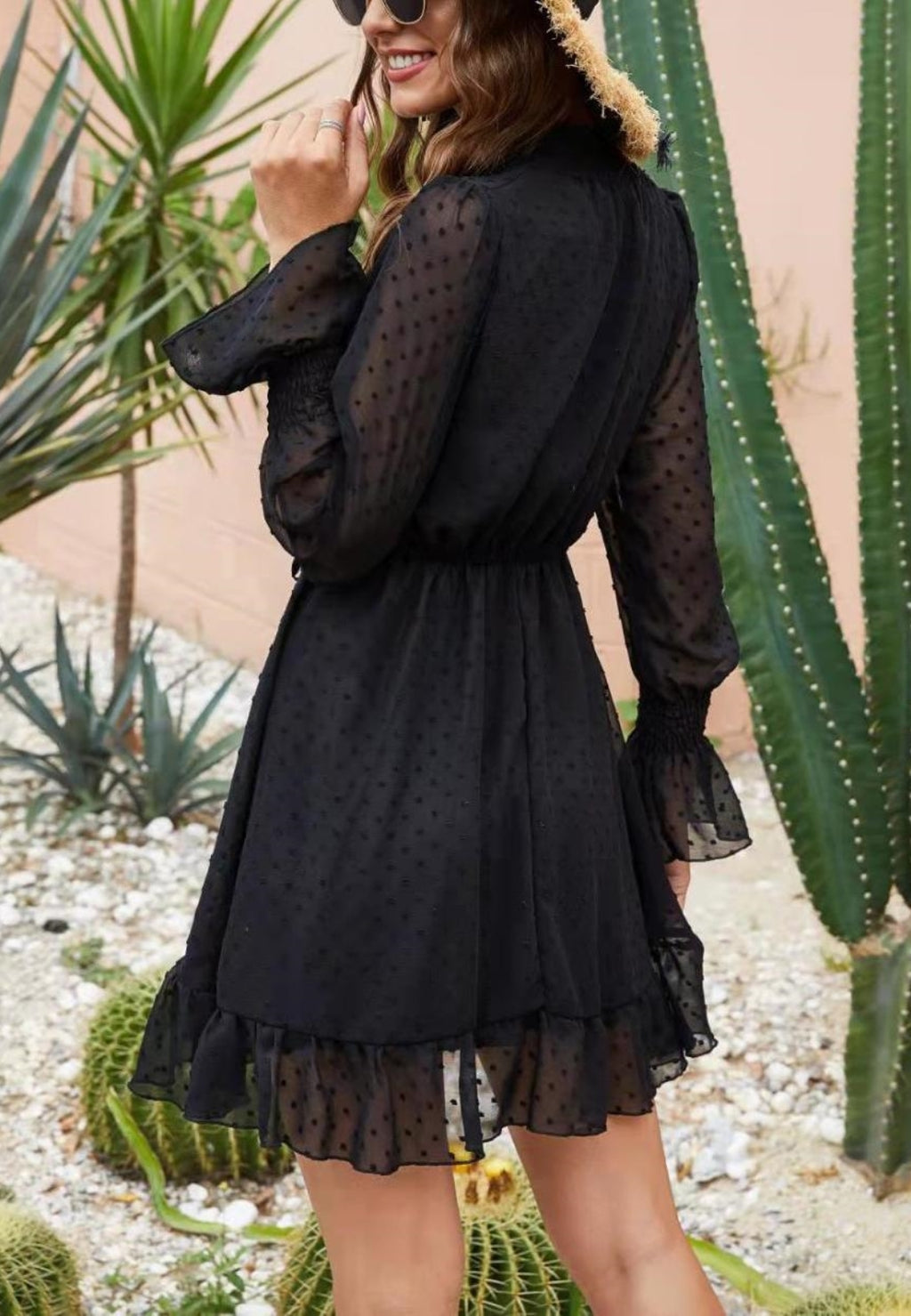 Vestido de lunares suizos con cuello alto y fruncido