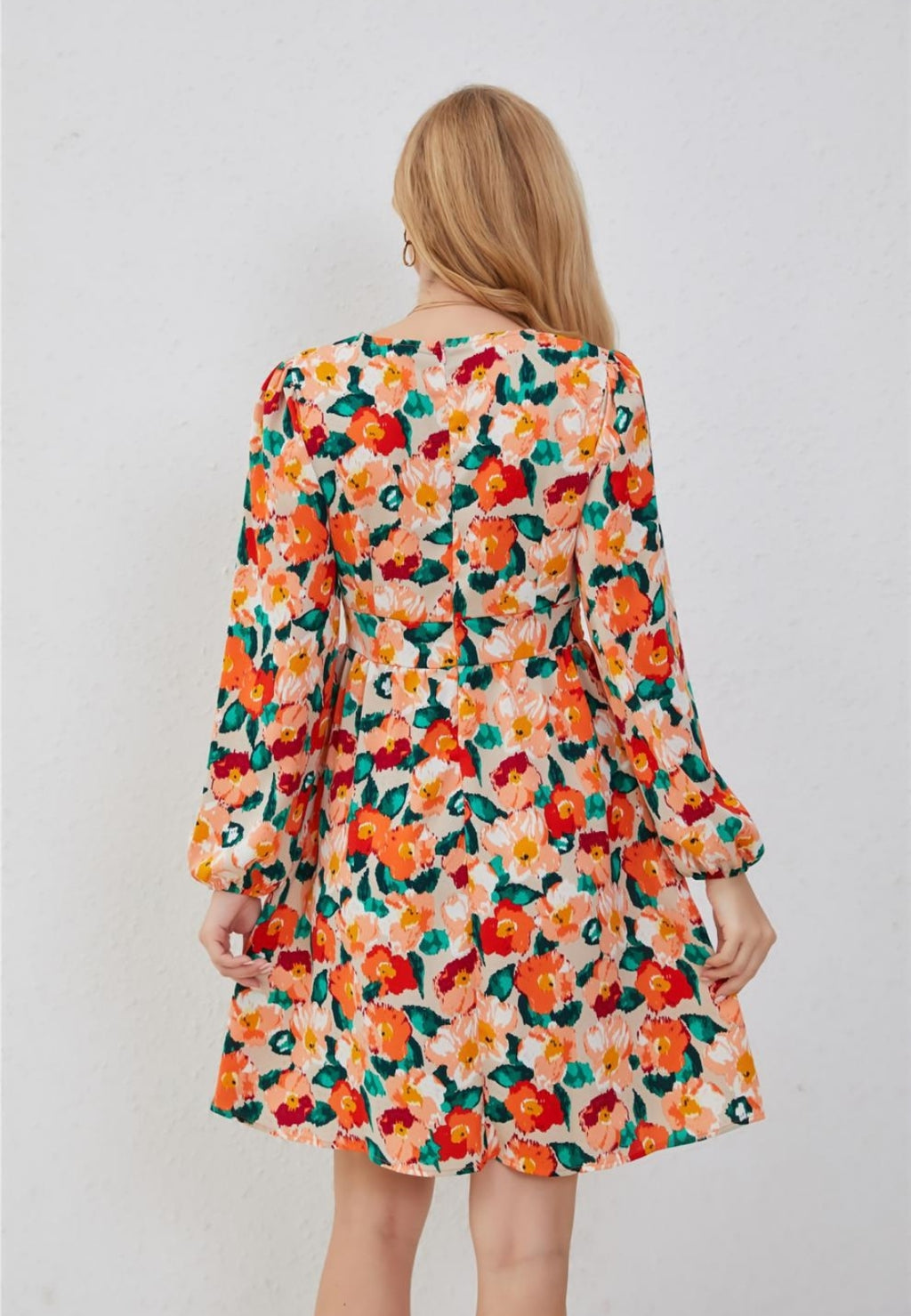Vestido floral multicolor con escote en V