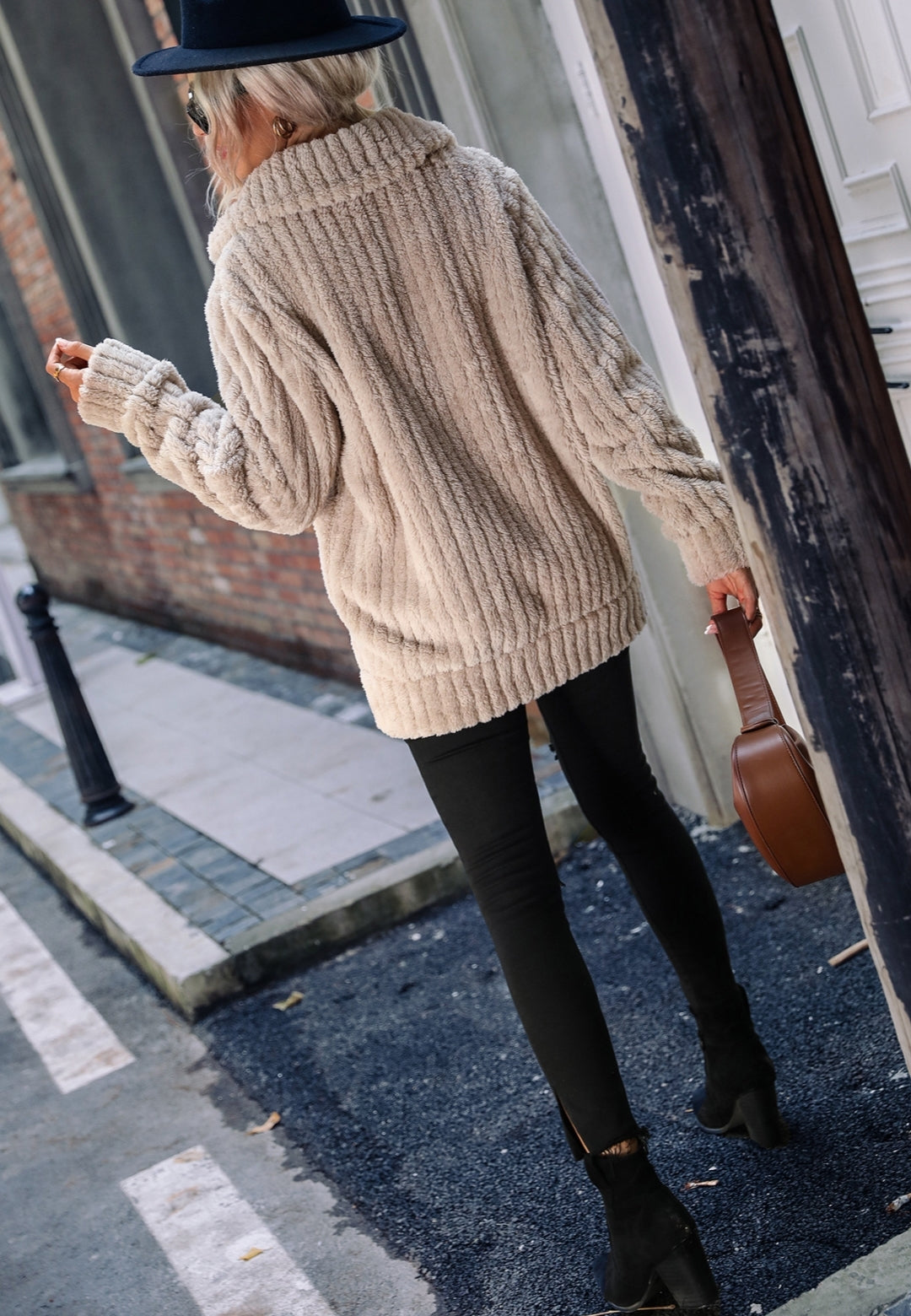 Chaqueta con cremallera y textura de peluche