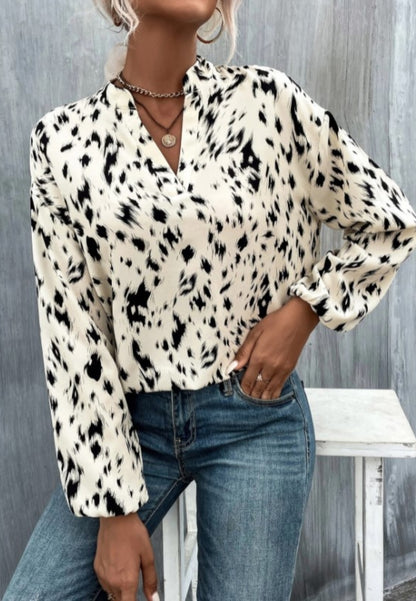 Blusa con cuello alto y estampado abstracto