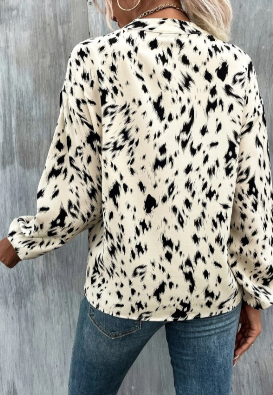 Blusa con cuello alto y estampado abstracto