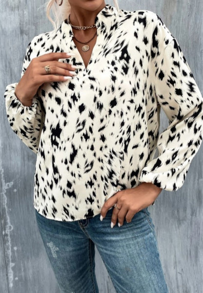 Blusa con cuello alto y estampado abstracto