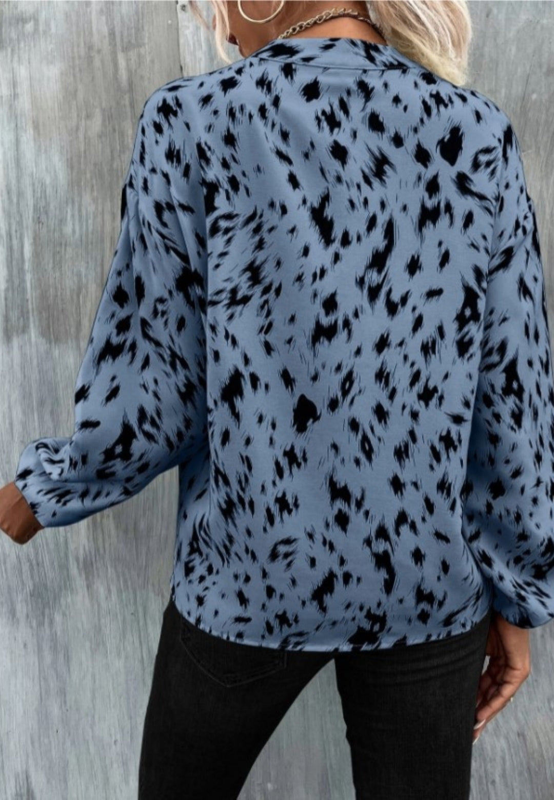 Blusa con cuello alto y estampado abstracto