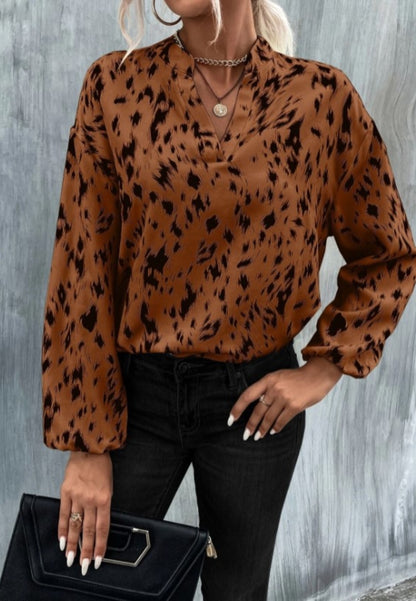 Blusa con cuello alto y estampado abstracto