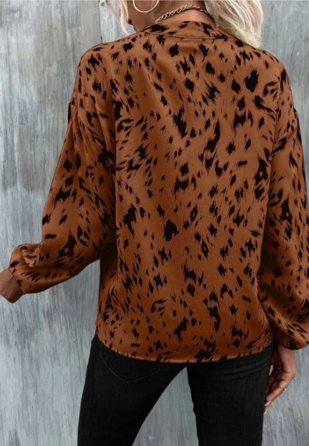 Blusa con cuello alto y estampado abstracto