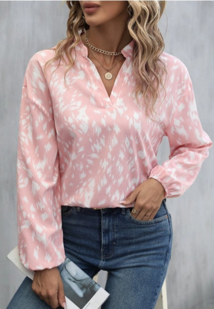 Blusa con cuello alto y estampado abstracto