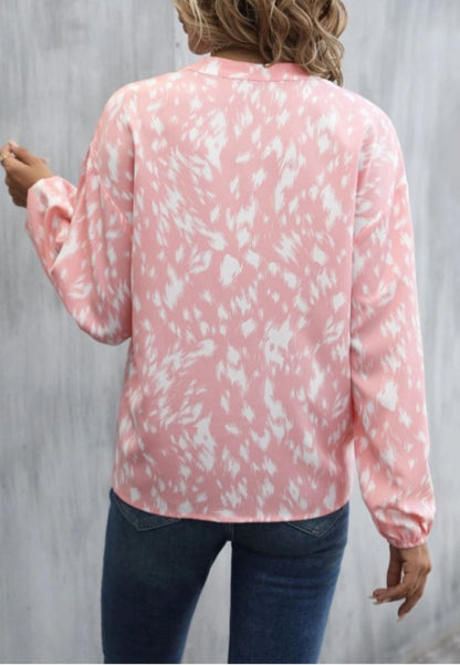 Blusa con cuello alto y estampado abstracto