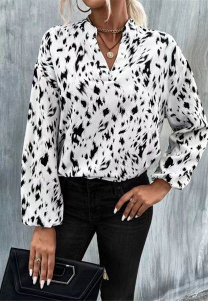 Blusa con cuello alto y estampado abstracto