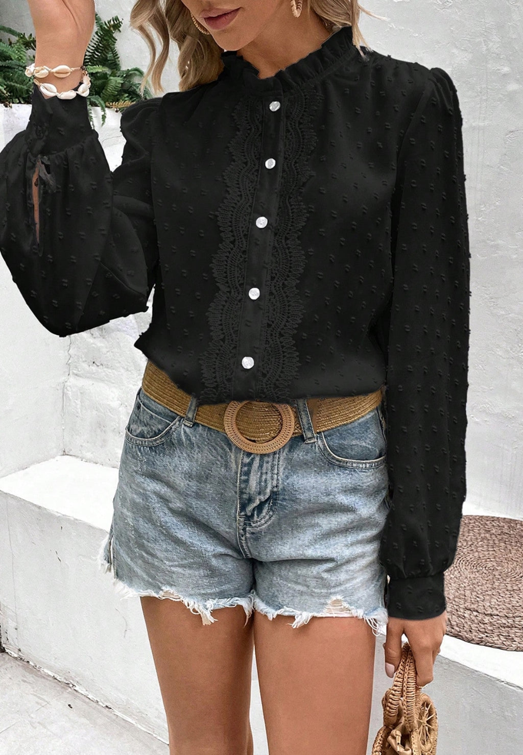 Blusa de lunares suizos con detalle de encaje