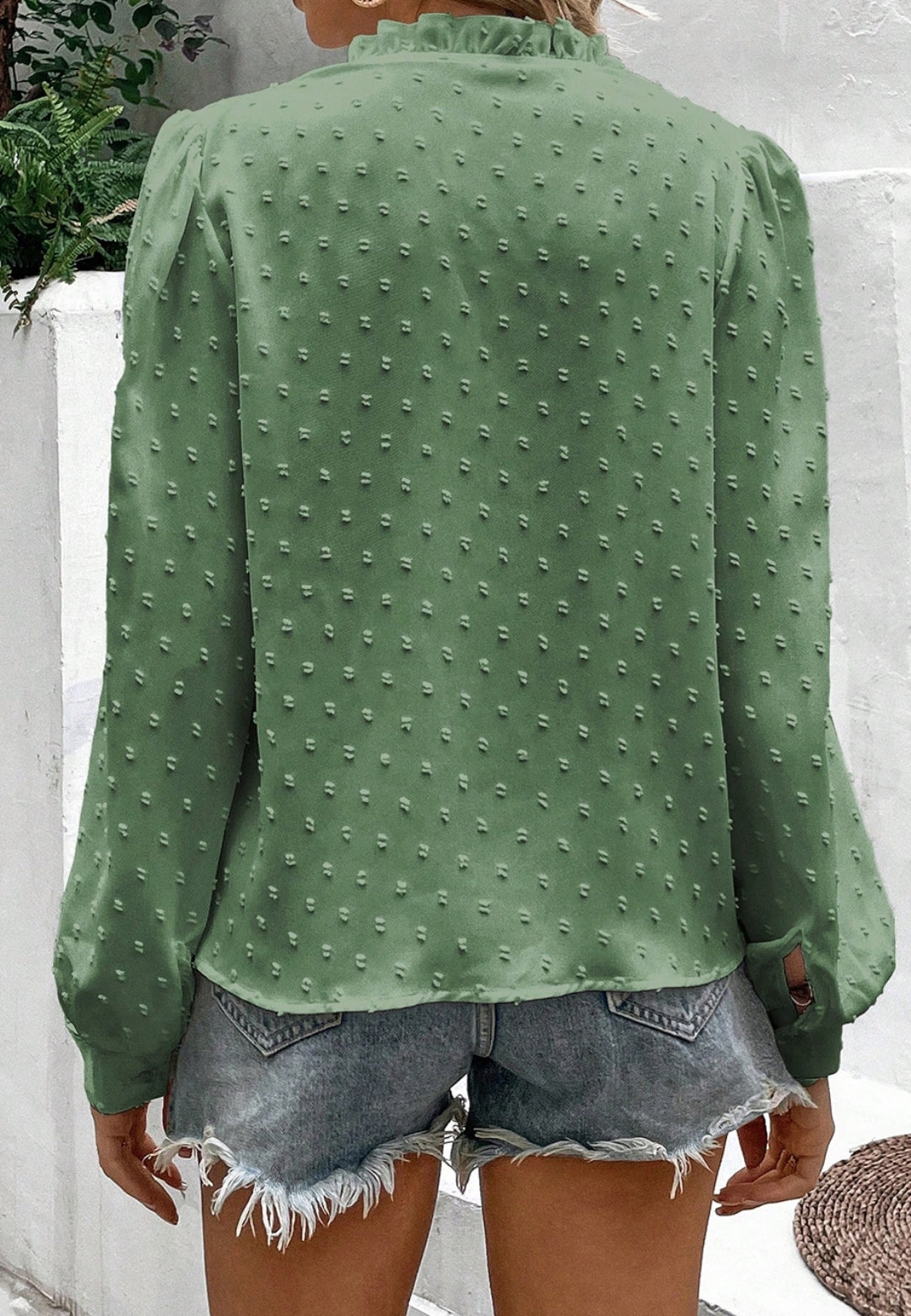 Blusa de lunares suizos con detalle de encaje
