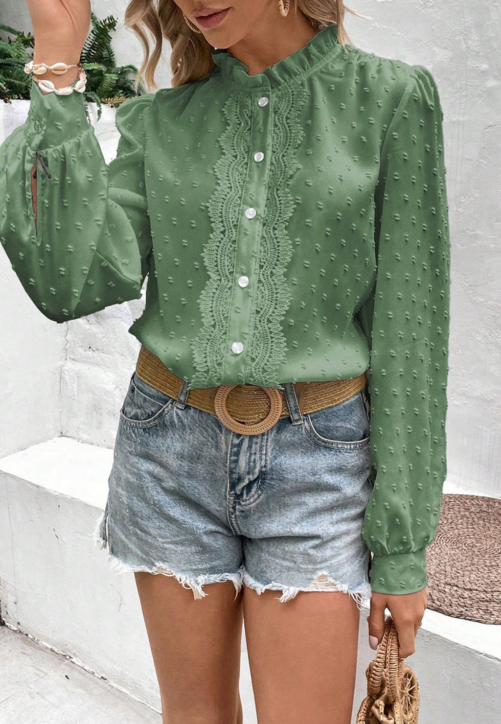 Blusa de lunares suizos con detalle de encaje