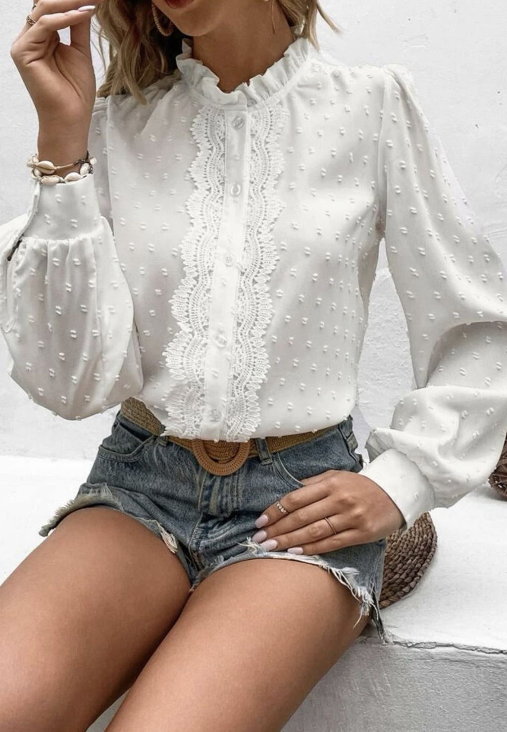 Blusa de lunares suizos con detalle de encaje