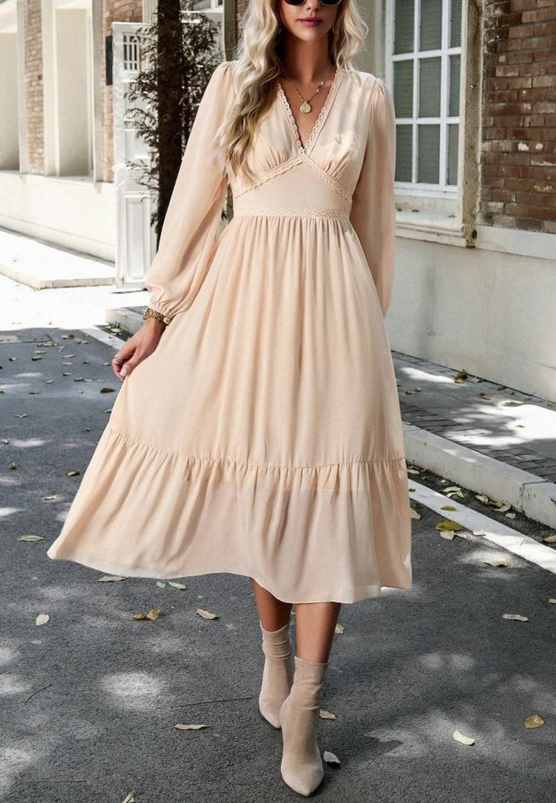 Vestido midi con escote en V y ribete de encaje