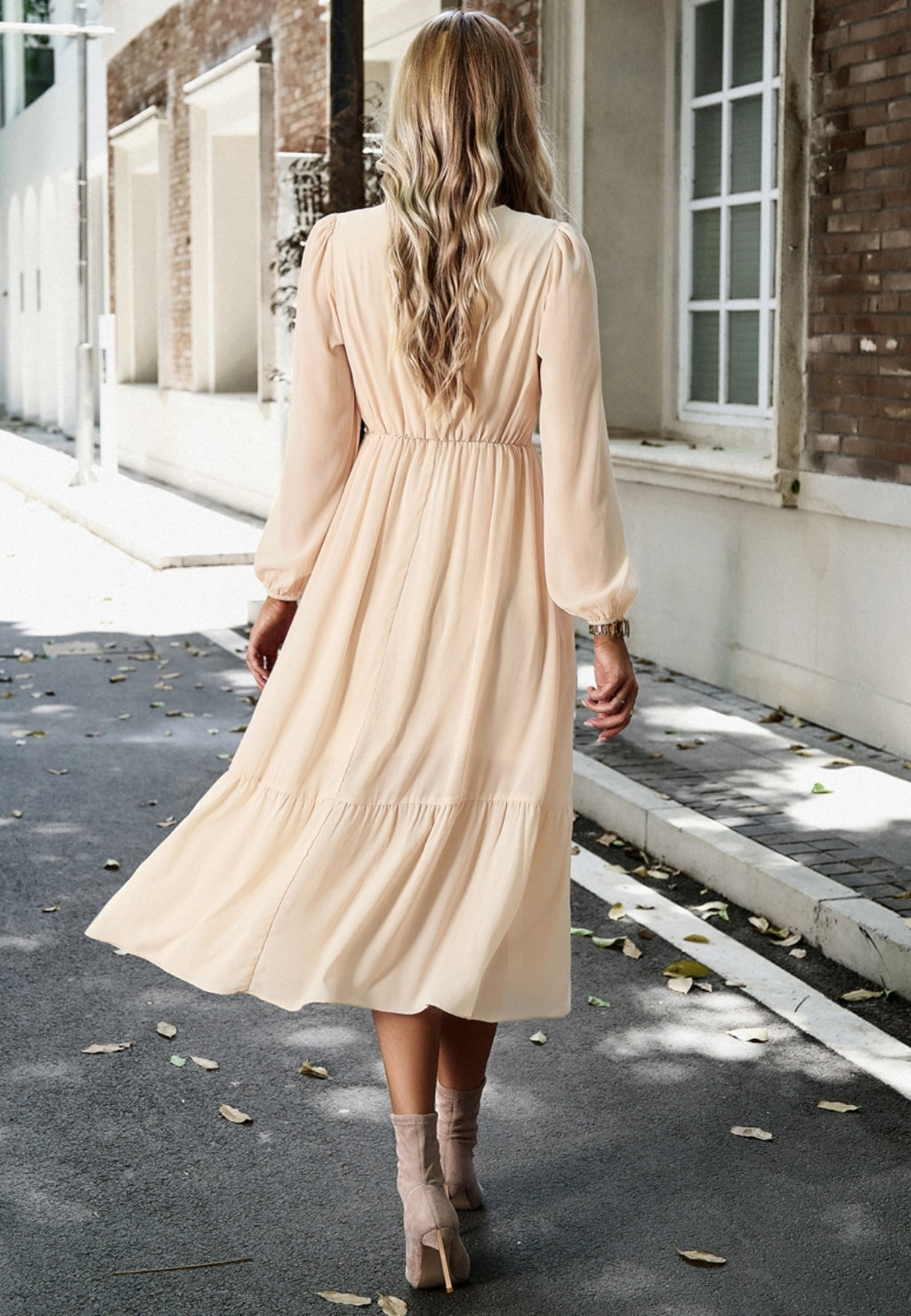 Vestido midi con escote en V y ribete de encaje
