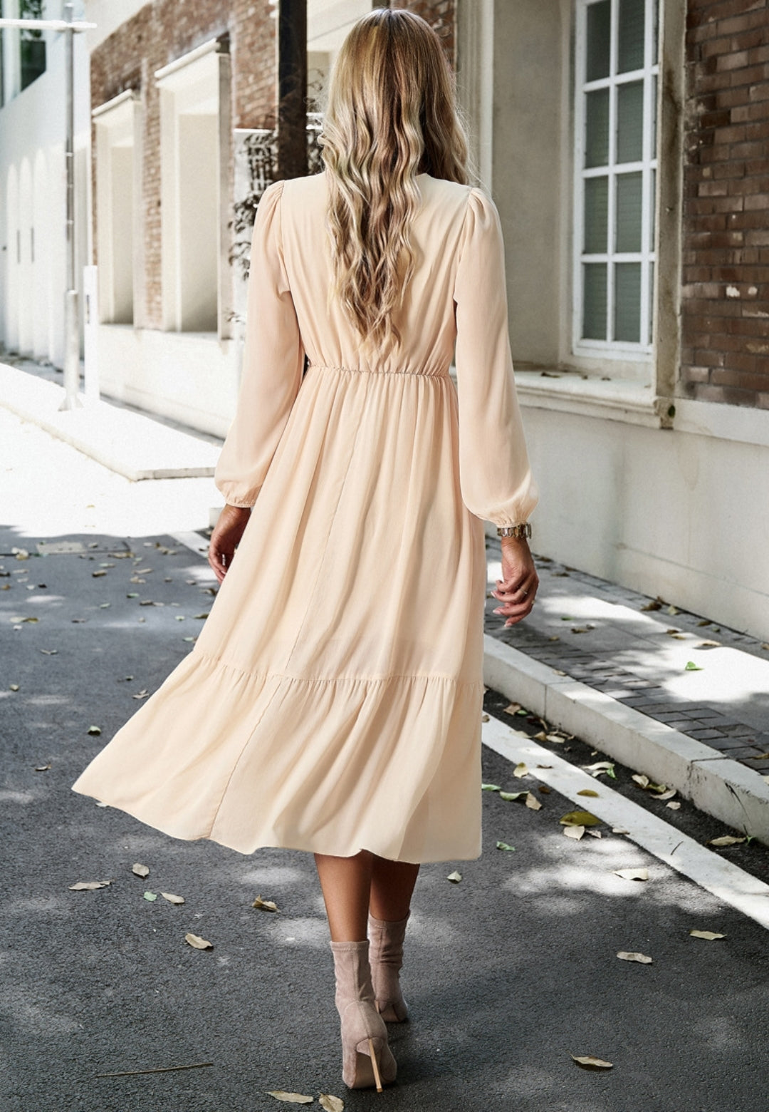 Vestido midi con escote en V y ribete de encaje