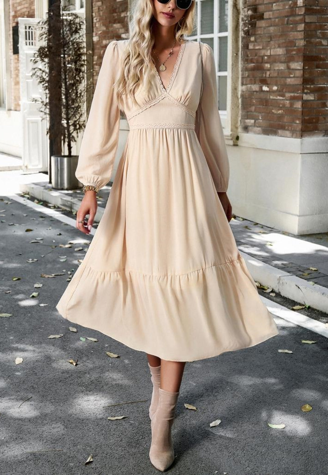 Vestido midi con escote en V y ribete de encaje