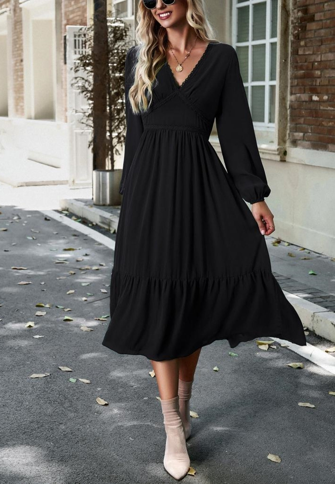 Vestido midi con escote en V y ribete de encaje