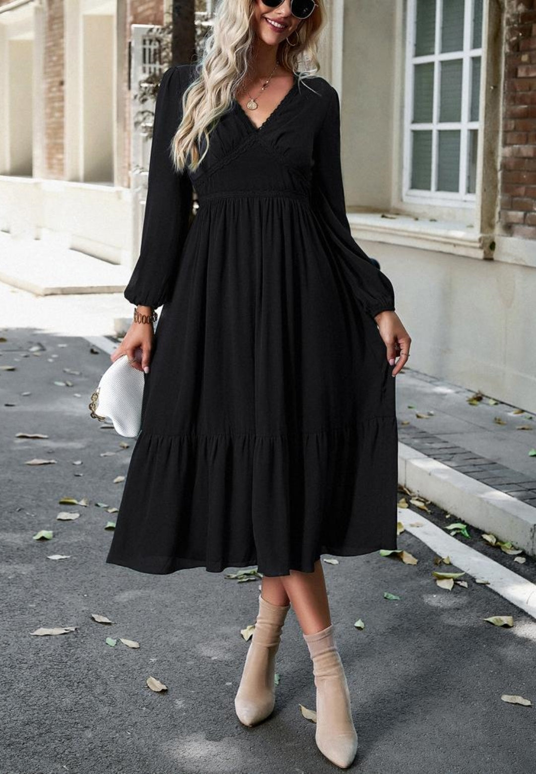 Vestido midi con escote en V y ribete de encaje