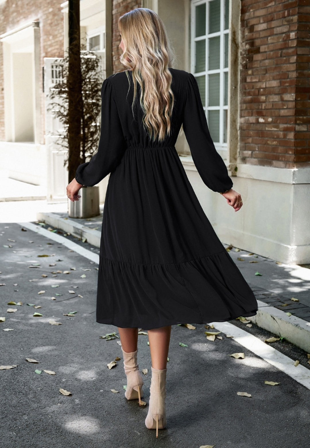 Vestido midi con escote en V y ribete de encaje