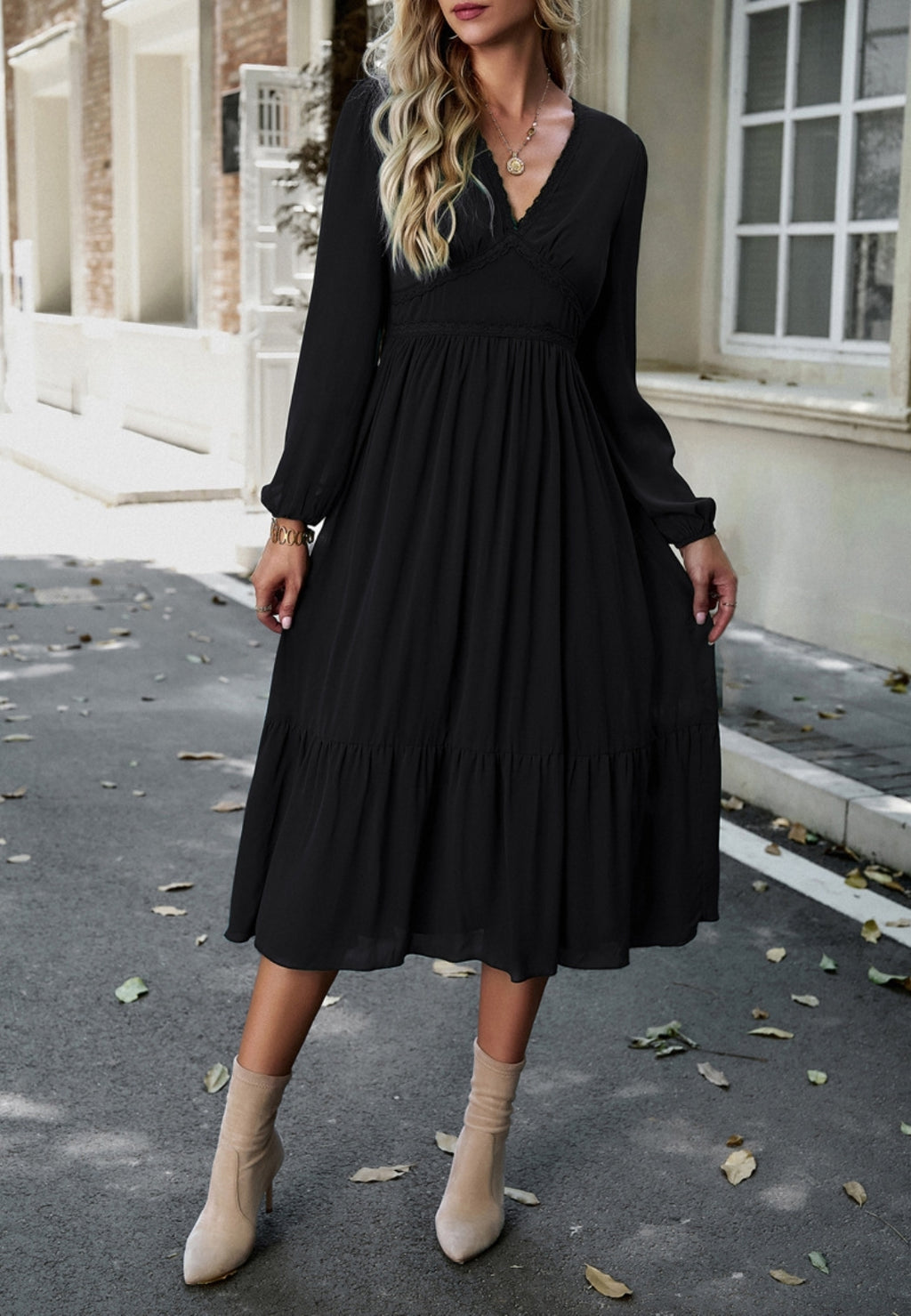 Vestido midi con escote en V y ribete de encaje