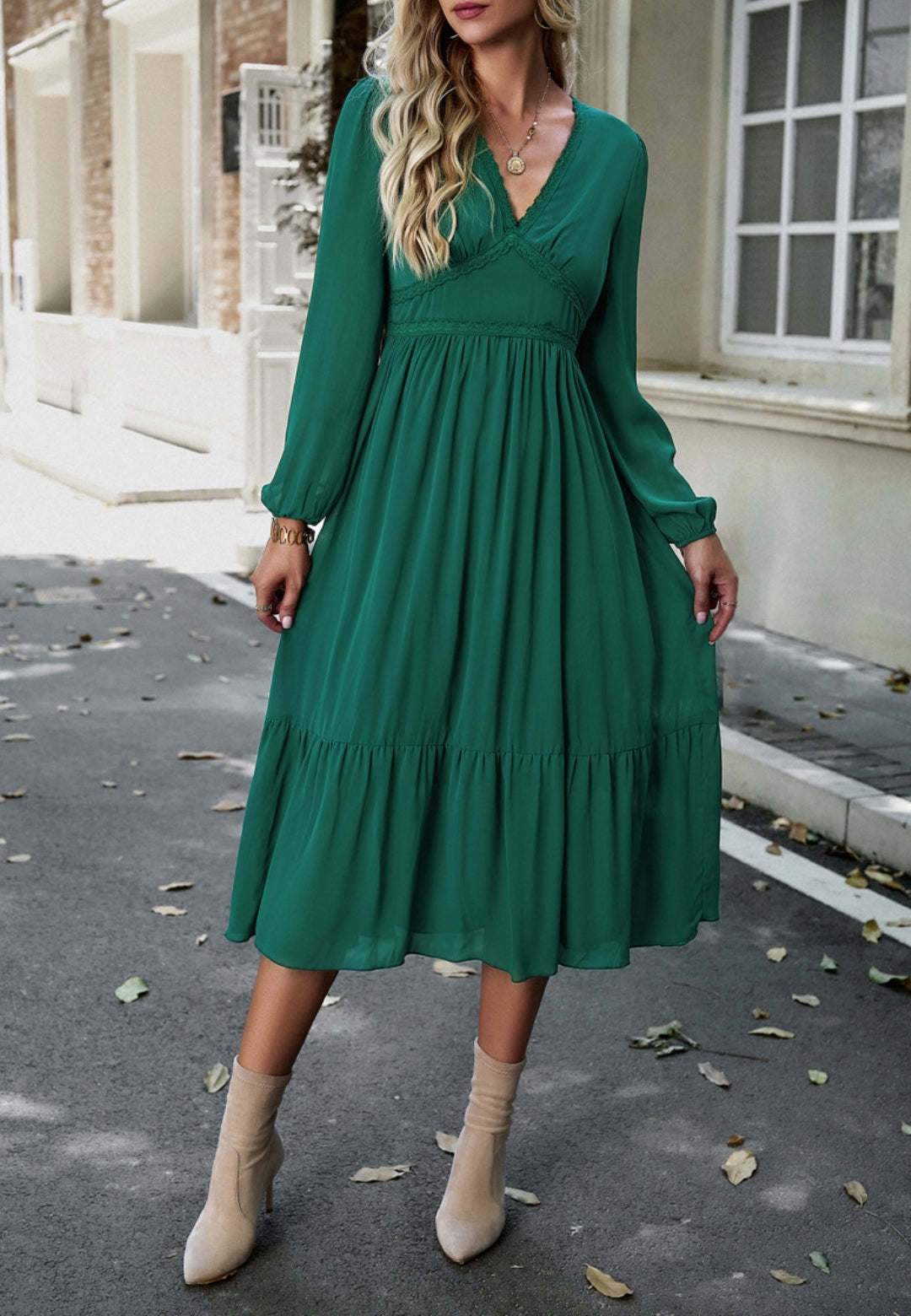 Vestido midi con escote en V y ribete de encaje