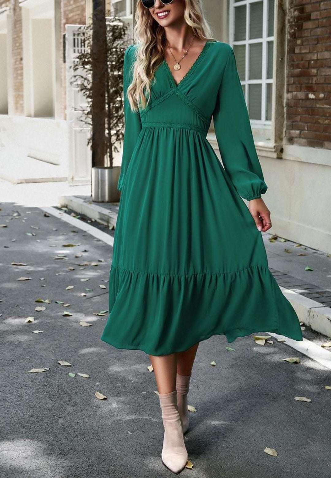 Vestido midi con escote en V y ribete de encaje