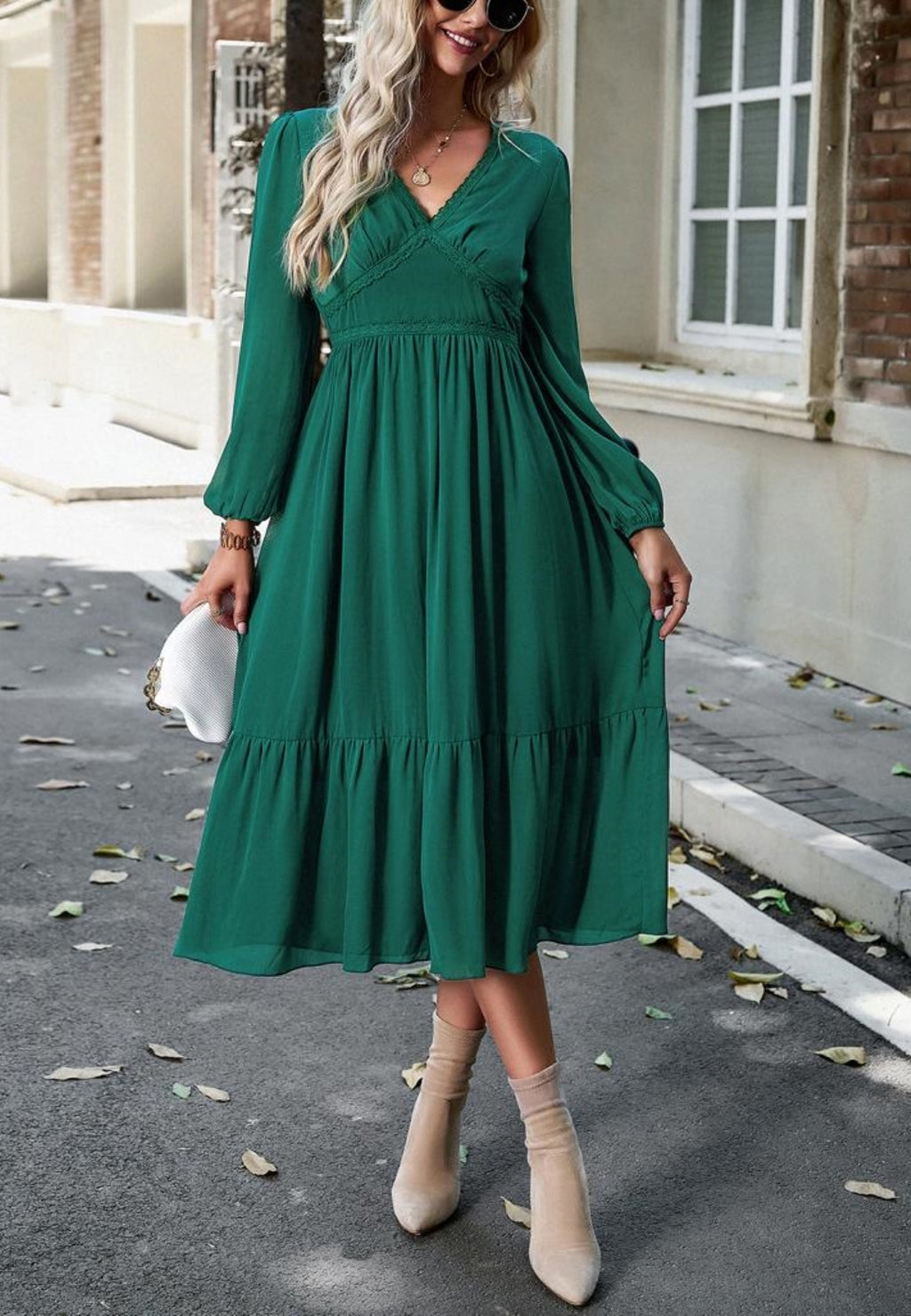 Vestido midi con escote en V y ribete de encaje