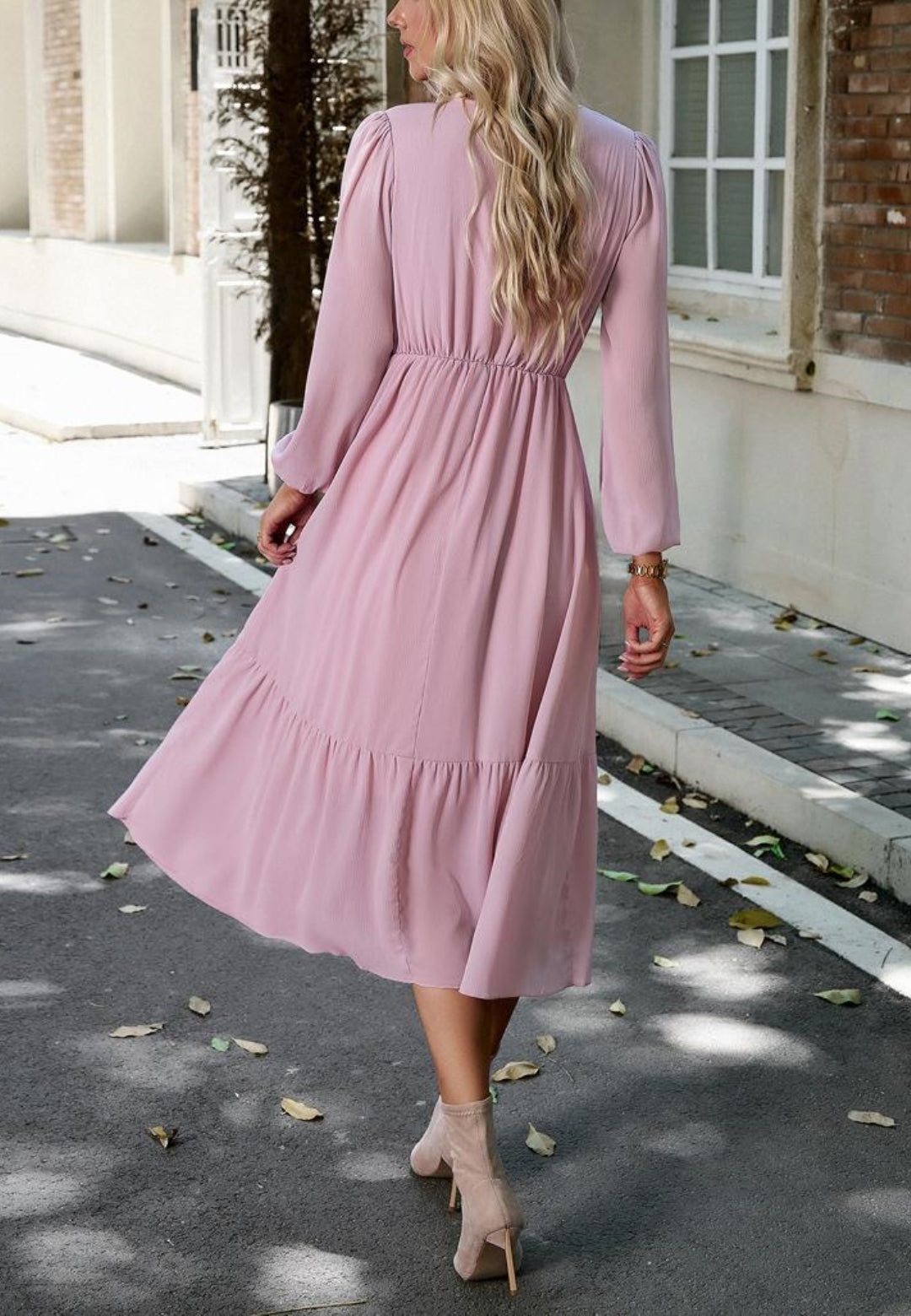 Vestido midi con escote en V y ribete de encaje