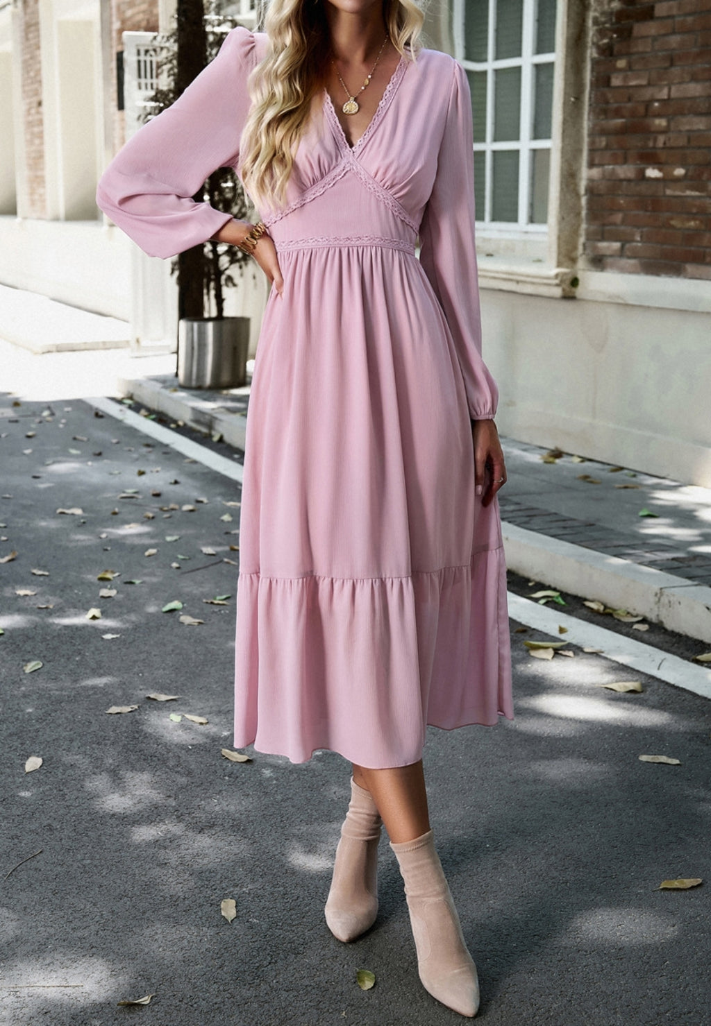 Vestido midi con escote en V y ribete de encaje