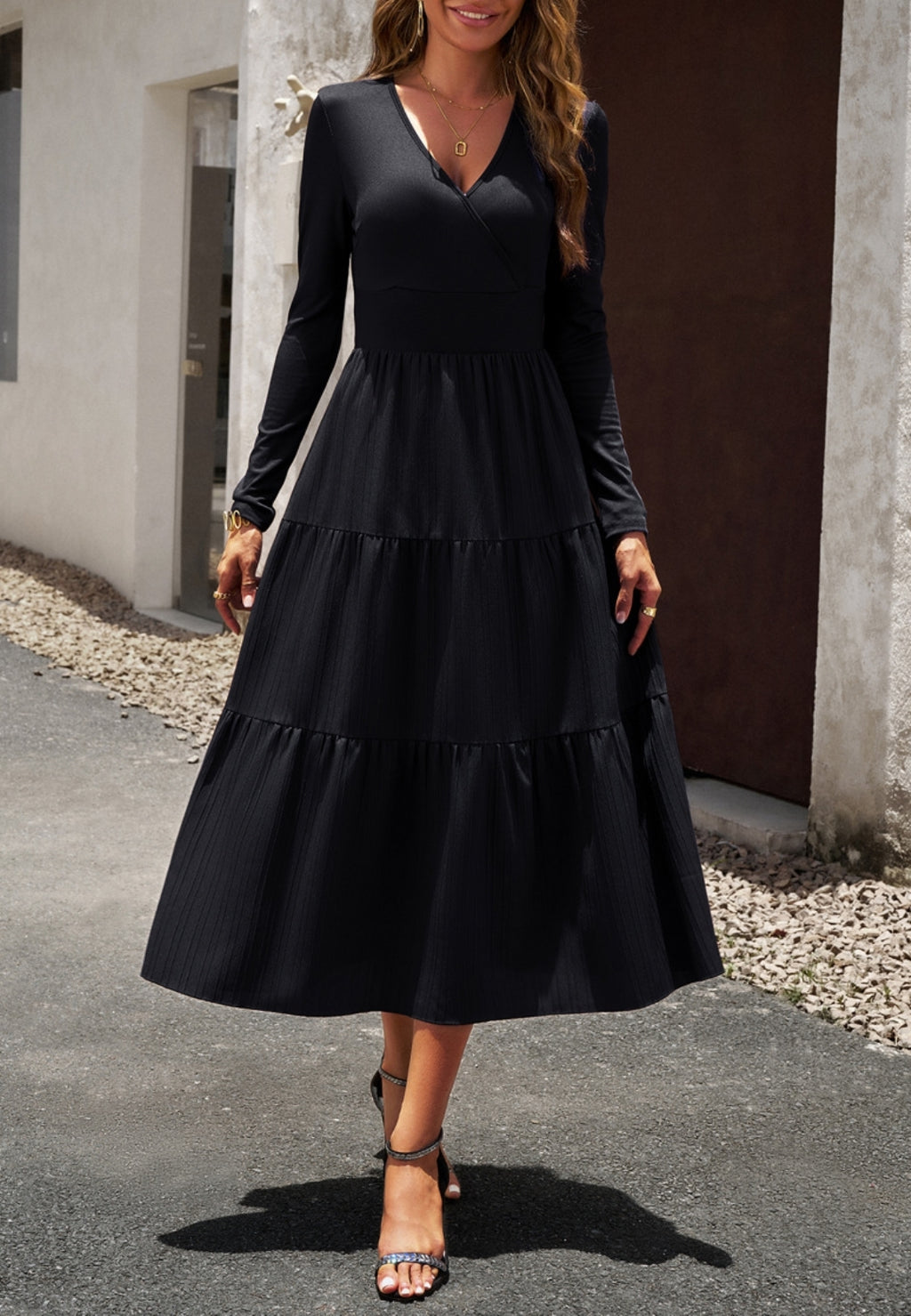 Vestido plisado con escote cruzado y capas