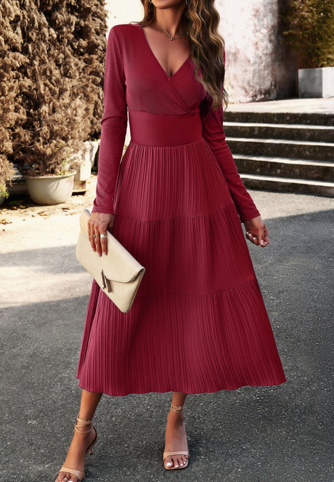 Vestido plisado con escote cruzado y capas