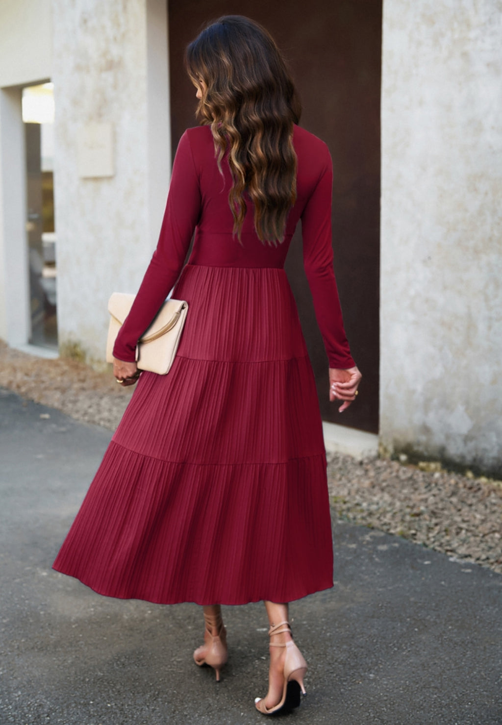 Vestido plisado con escote cruzado y capas