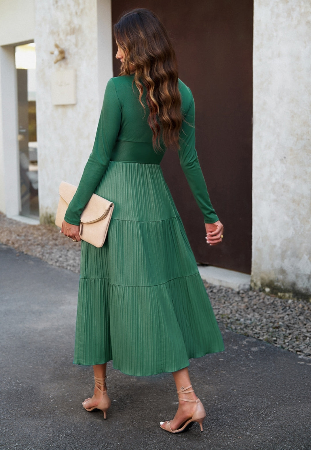 Vestido plisado con escote cruzado y capas