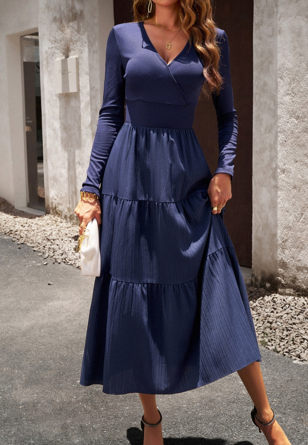 Vestido plisado con escote cruzado y capas