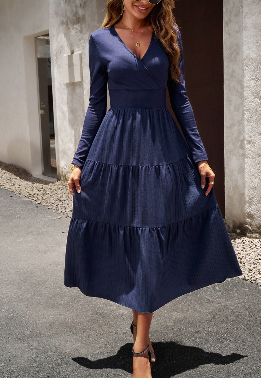 Vestido plisado con escote cruzado y capas