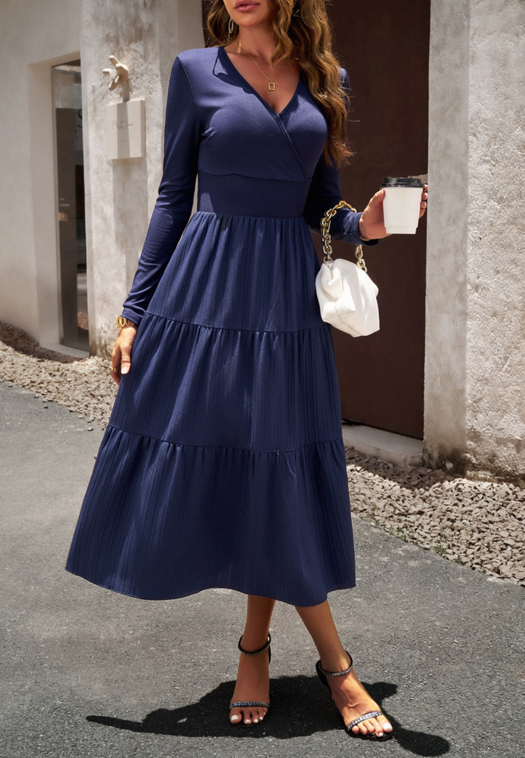 Vestido plisado con escote cruzado y capas