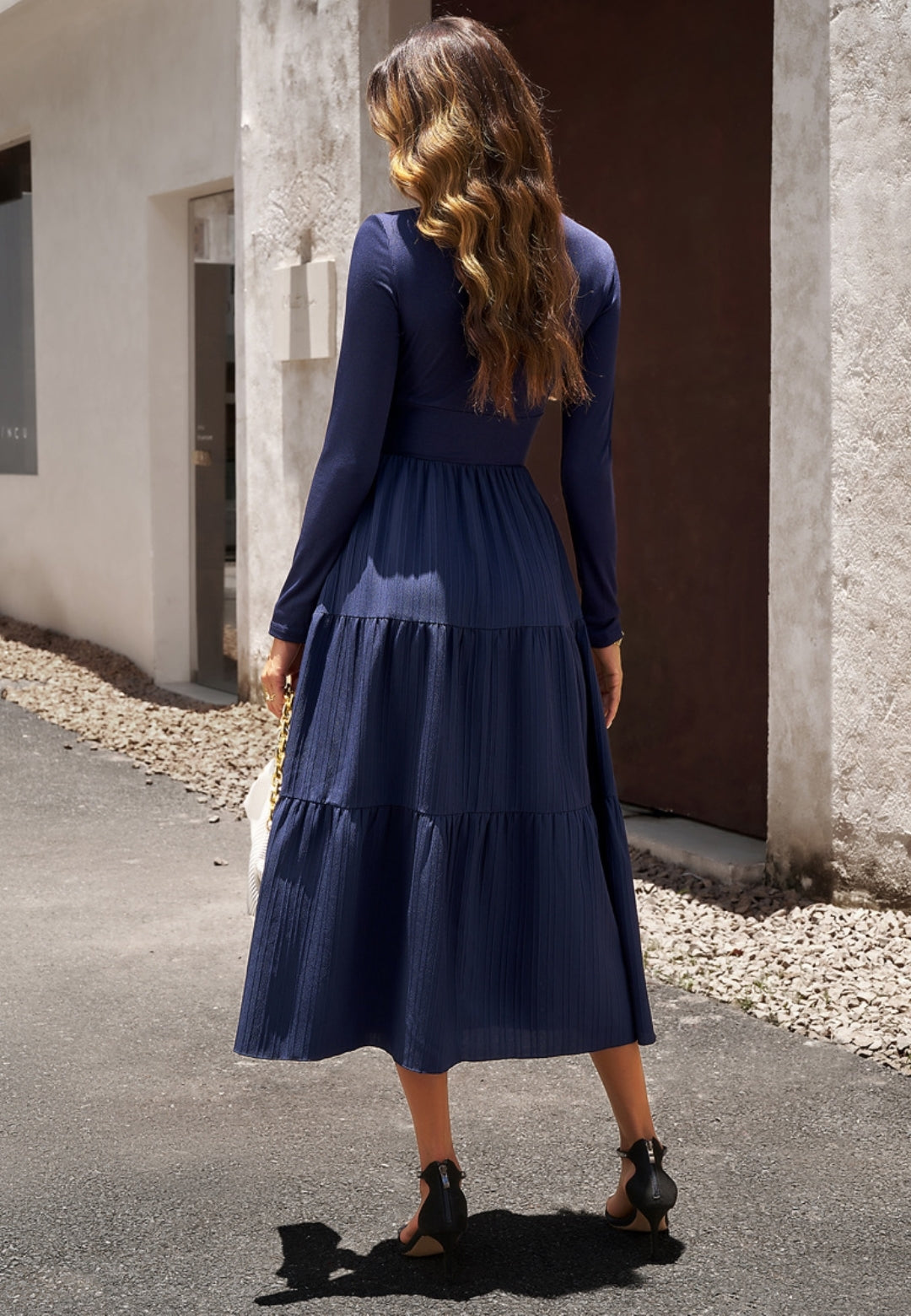 Vestido plisado con escote cruzado y capas