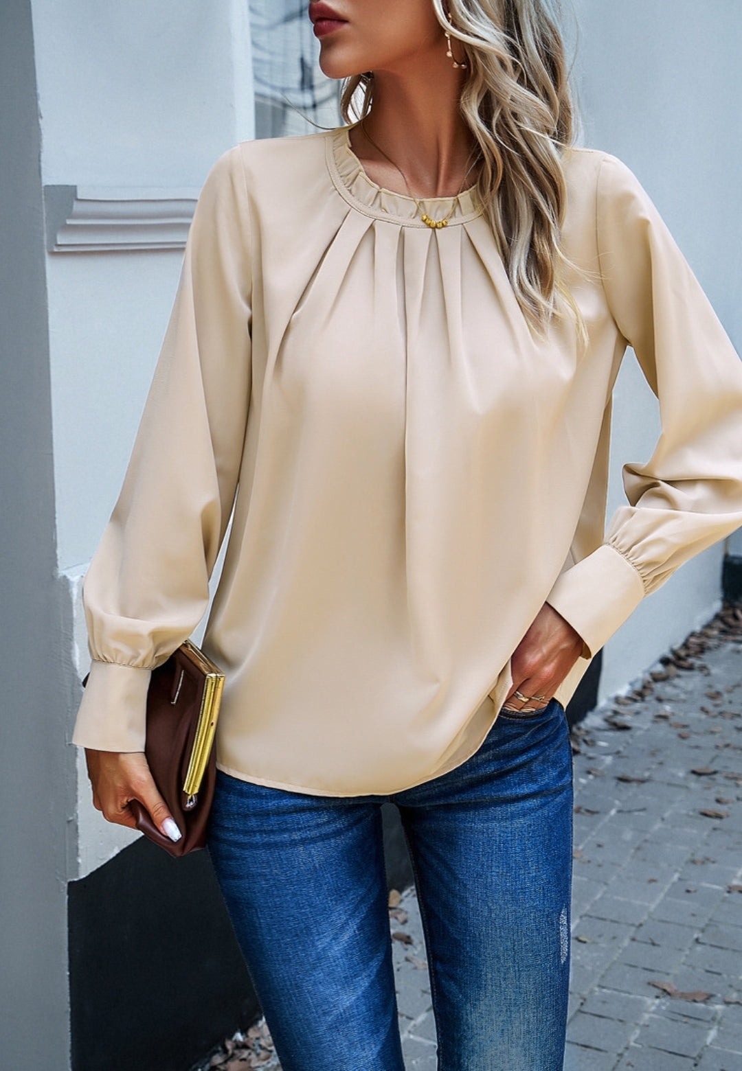 Blusa plisada con cuello redondo y volantes