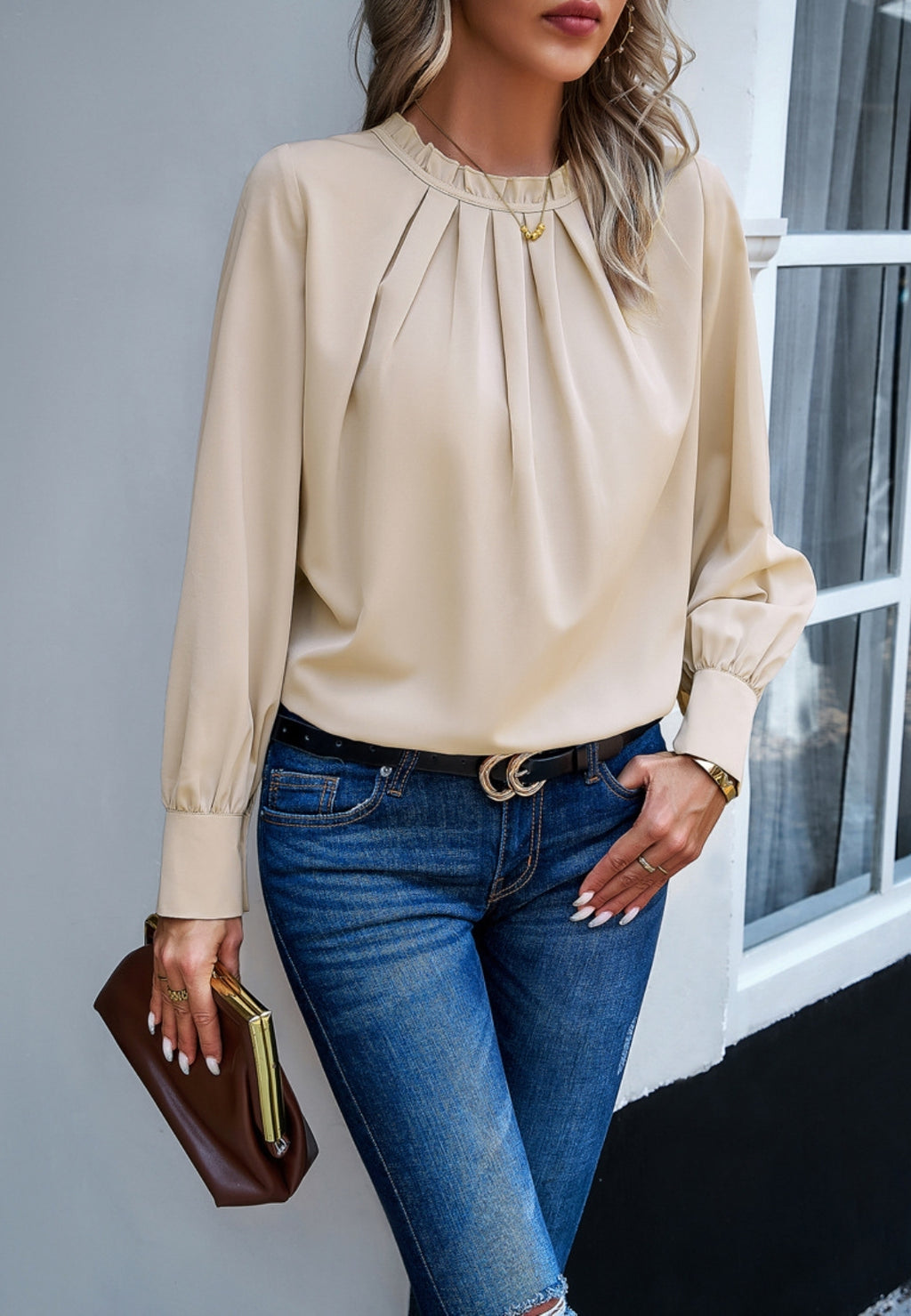 Blusa plisada con cuello redondo y volantes