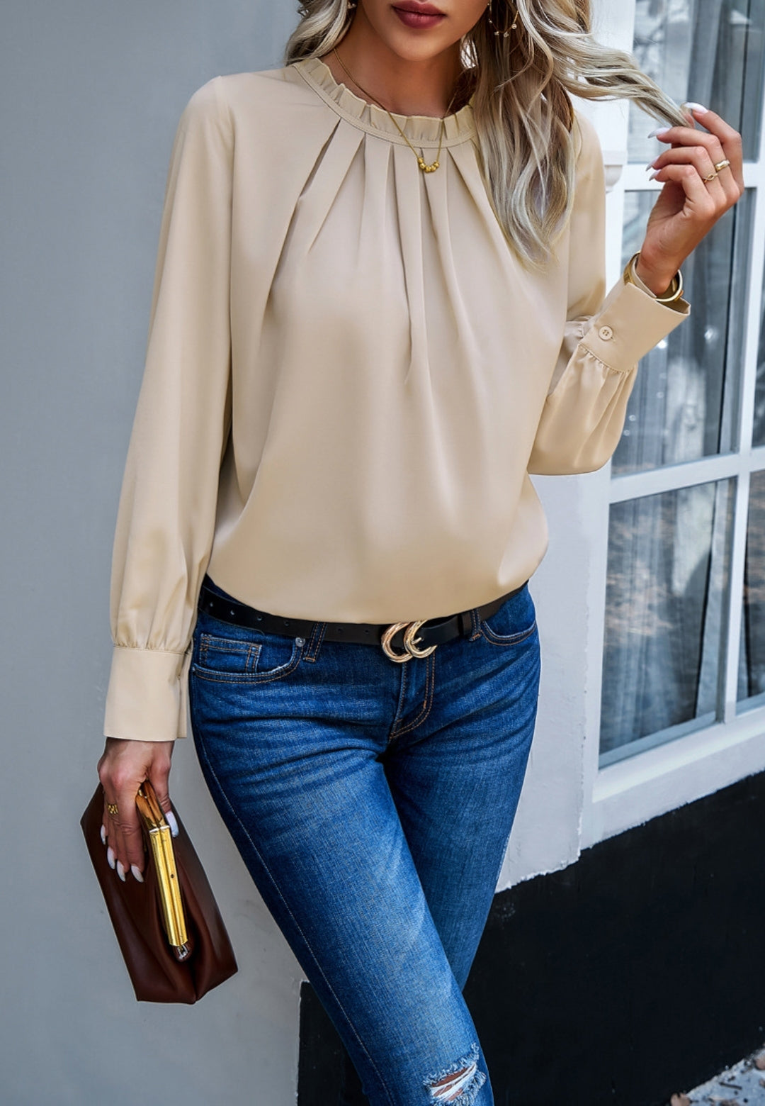 Blusa plisada con cuello redondo y volantes