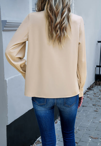 Blusa plisada con cuello redondo y volantes
