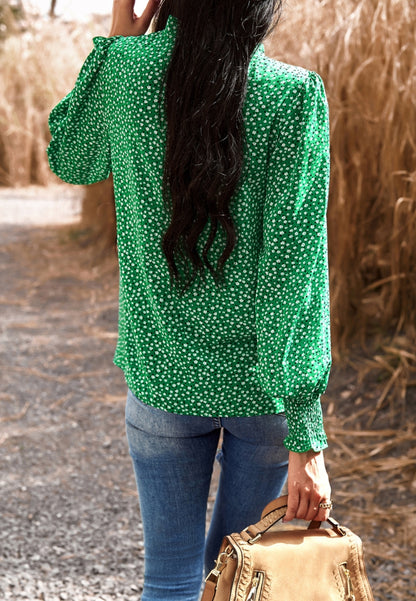 Blusa floral con cuello con volantes
