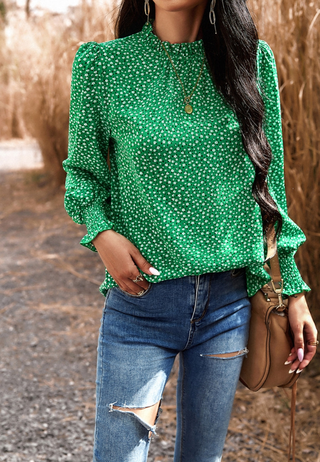 Blusa floral con cuello con volantes