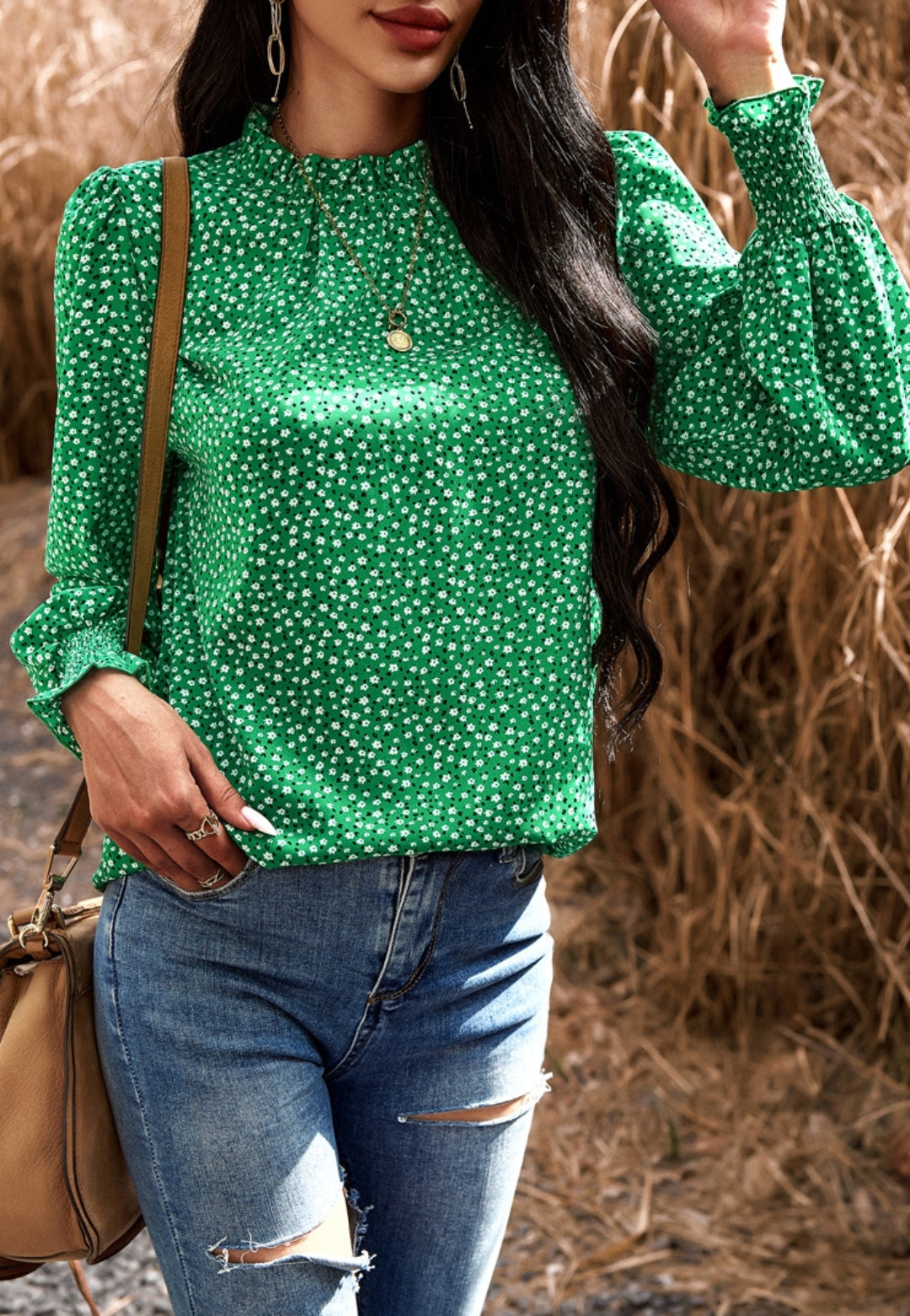 Blusa floral con cuello con volantes