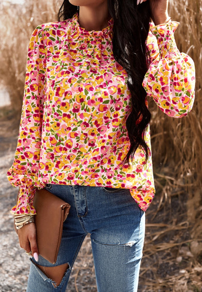 Blusa floral con cuello con volantes