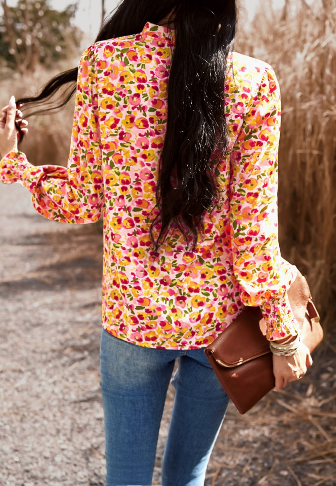 Blusa floral con cuello con volantes